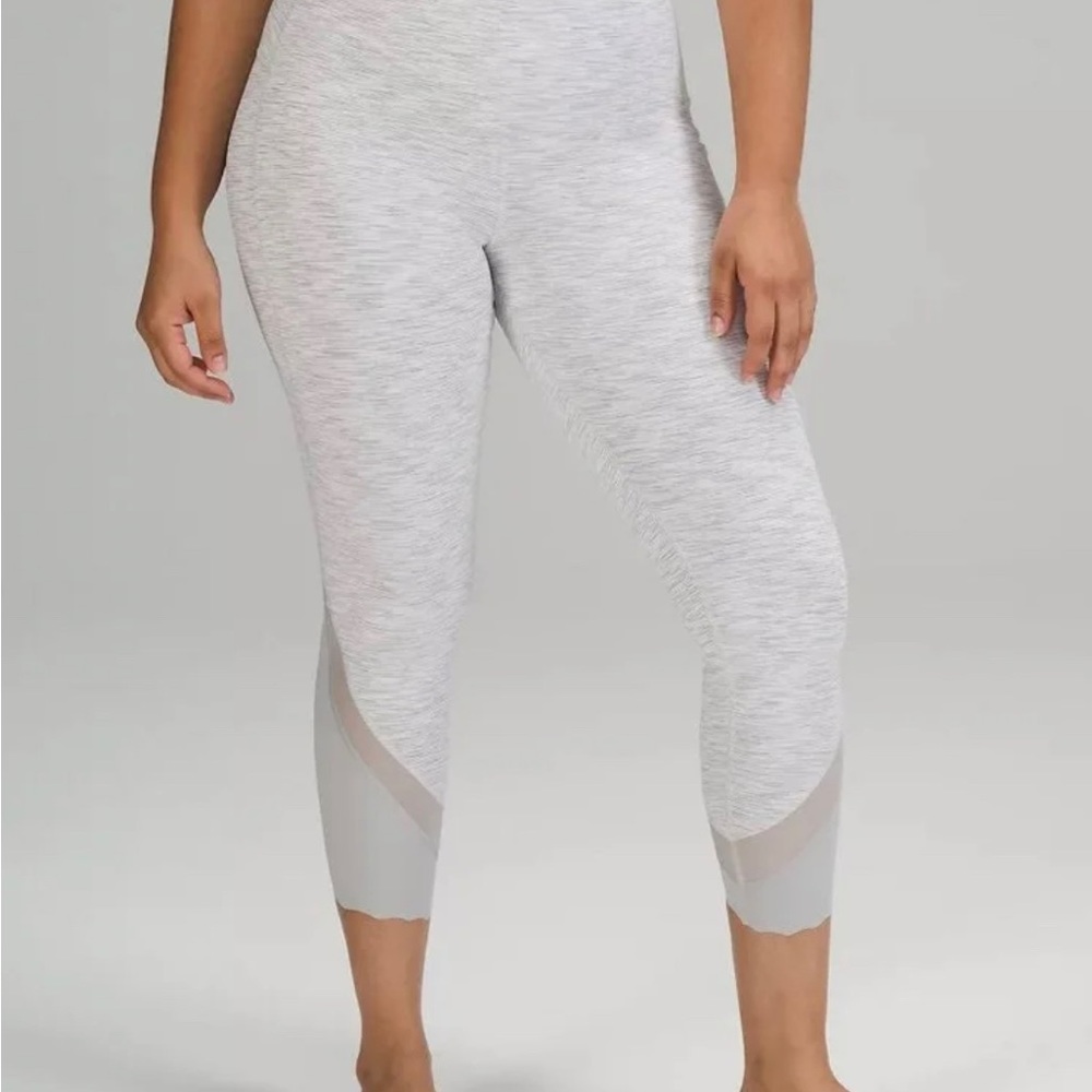 Lululemon Wunder Under Scalloped Hem High-Rise Crop 23" in size 8